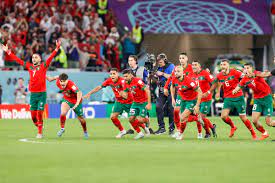 Image de Football. Bonjour à tous les passionnés de football marocains et les supporteurs des Lions de l'Atlas. Comme vous, je suis un passionné du football en général, et des Lions de l'Atlas en particulier. On se souvient encore de leur parcours en coupe du monde passée. C'est donc logiquement que j'aime m'informer de l'actualité sportive marocaine. Pour cela, j'utilise , une plateforme qui offre une immersion complète dans le monde du football marocain. Il est devenu mon rendez-vous incontournable pour suivre de près les performances des équipes nationales et des joueurs. Si vous avez déjà essayé ce site, je serais ravi de connaître votre opinion à son propos. Je voudrais aussi avoir d'autres suggestions de sites pour avoir davantage d'informations sur le football au Maroc.